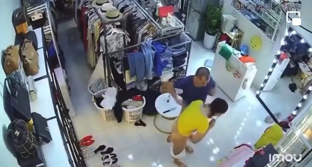 Poster of Full không che Clip vào Hiếp dâm nữ chủ shop quần áo ở Vĩnh Phúc
